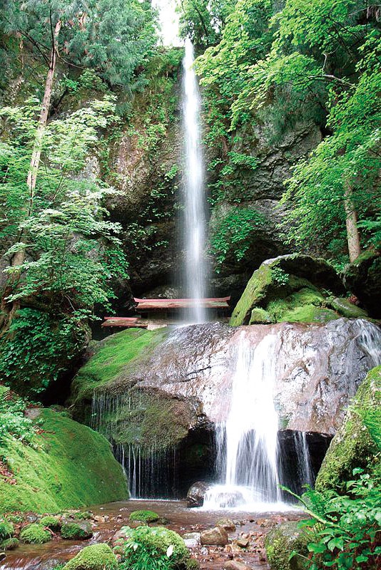 地質多様性と豊富な水が作り出す美しい景観 ～滝・渓谷～