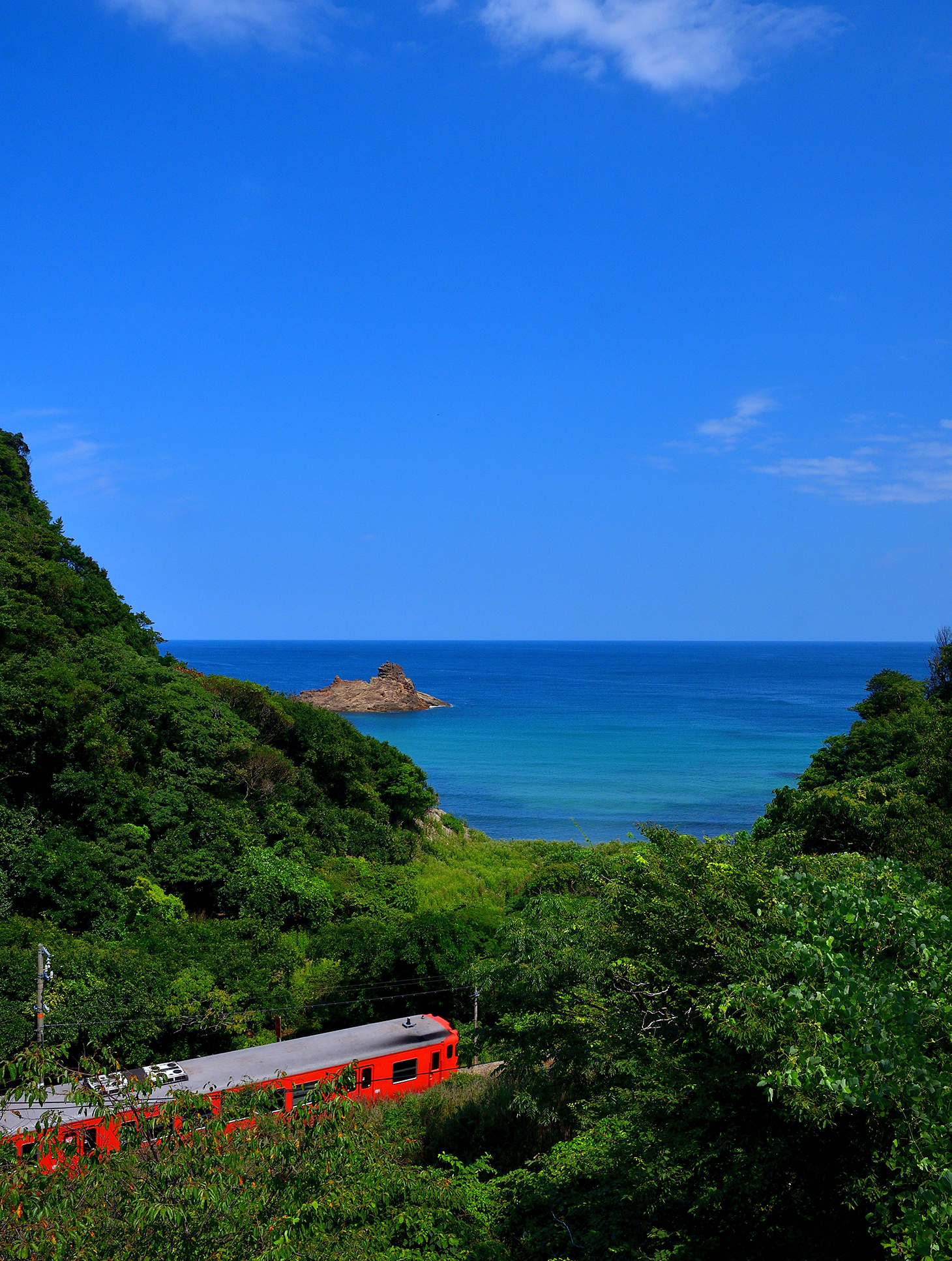 青い空、碧い海、紅い列車