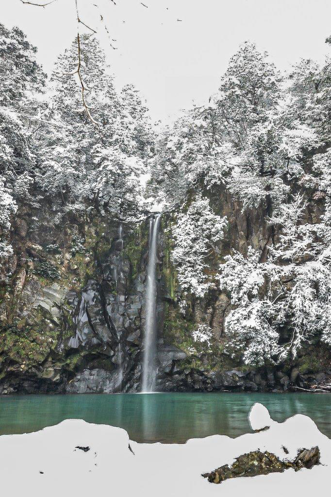 雪化粧した八反の滝