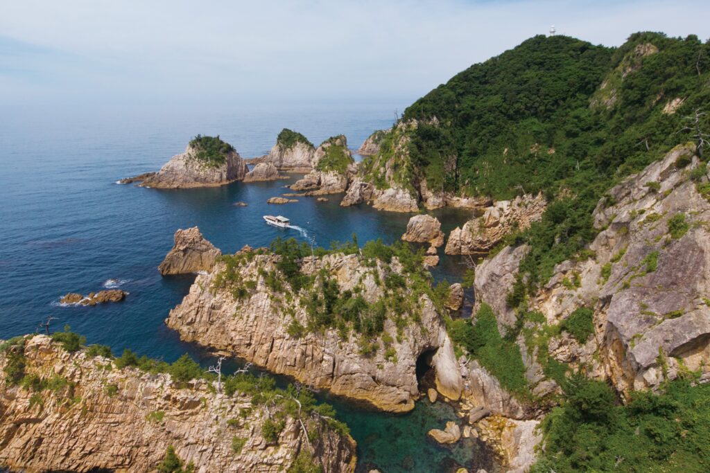 コース８：白い花こう岩の断崖、奇岩、洞門が続く海岸と透き通る海を楽しむ
