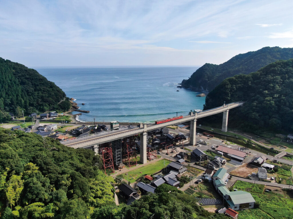 コース15：高さ41.5メートルの余部橋梁を望む里山を歩く