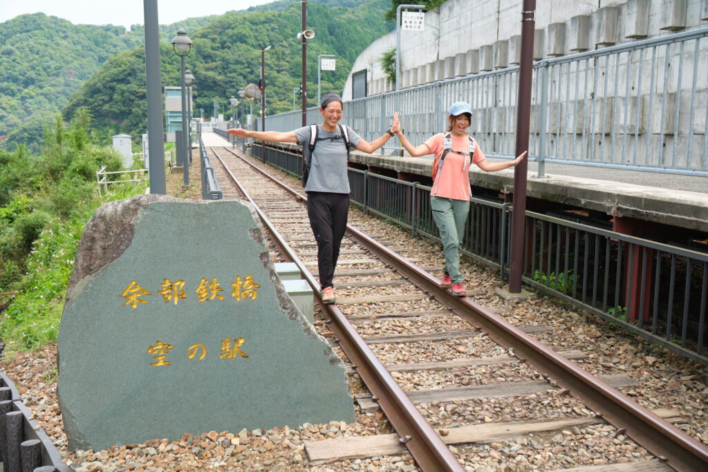 コース15:高さ41.5メートルの余部橋梁を望む里山を歩く