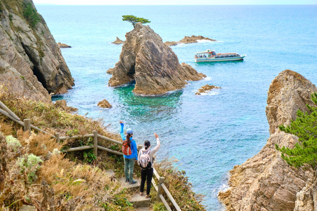 コース8:白い花こう岩の断崖、奇岩、洞門が続く海岸と透き通る海を楽しむ